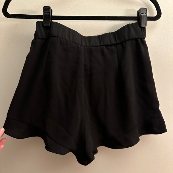 Lulu’s high-waist ruffled hem black shorts size XS - EUC - Picture 2 of 4